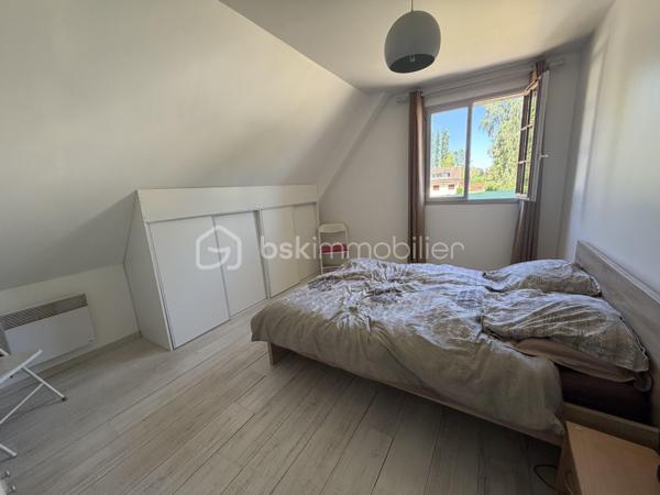 Au calme , à quelques minutes de Gisors, idéal pour une famille découvrez cette superbe maison , dés l'entrée vous serez séduit par une très belle pièce de vie vaste et lumineuse avec une cheminée insert centrale , une cuisine ouverte aménagée et équipée , une chambre et un wc indépendant complètent le rez de chaussée .
A l'étage un palier dessert 3 grandes chambres dont une avec dressing , une salle de bains avec douche et un wc indépendant .
nombreux stationnement pour véhicules , sous sol total , terrain clos d'environ 2300m2 avec une belle terrasse