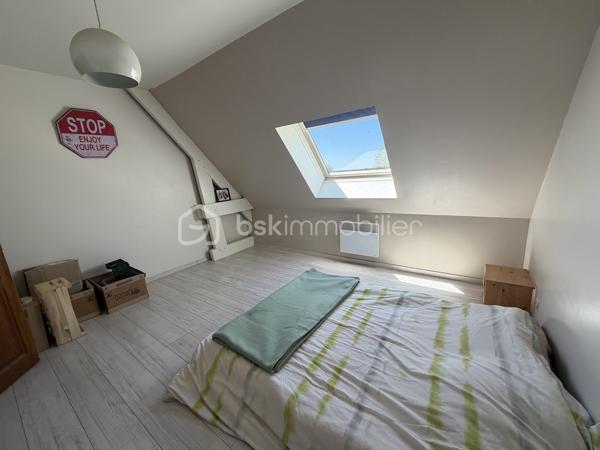 Au calme , à quelques minutes de Gisors, idéal pour une famille découvrez cette superbe maison , dés l'entrée vous serez séduit par une très belle pièce de vie vaste et lumineuse avec une cheminée insert centrale , une cuisine ouverte aménagée et équipée , une chambre et un wc indépendant complètent le rez de chaussée .
A l'étage un palier dessert 3 grandes chambres dont une avec dressing , une salle de bains avec douche et un wc indépendant .
nombreux stationnement pour véhicules , sous sol total , terrain clos d'environ 2300m2 avec une belle terrasse