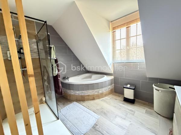 Au calme , à quelques minutes de Gisors, idéal pour une famille découvrez cette superbe maison , dés l'entrée vous serez séduit par une très belle pièce de vie vaste et lumineuse avec une cheminée insert centrale , une cuisine ouverte aménagée et équipée , une chambre et un wc indépendant complètent le rez de chaussée .
A l'étage un palier dessert 3 grandes chambres dont une avec dressing , une salle de bains avec douche et un wc indépendant .
nombreux stationnement pour véhicules , sous sol total , terrain clos d'environ 2300m2 avec une belle terrasse