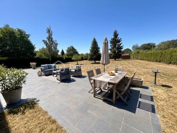 Au calme , à quelques minutes de Gisors, idéal pour une famille découvrez cette superbe maison , dés l'entrée vous serez séduit par une très belle pièce de vie vaste et lumineuse avec une cheminée insert centrale , une cuisine ouverte aménagée et équipée , une chambre et un wc indépendant complètent le rez de chaussée .
A l'étage un palier dessert 3 grandes chambres dont une avec dressing , une salle de bains avec douche et un wc indépendant .
nombreux stationnement pour véhicules , sous sol total , terrain clos d'environ 2300m2 avec une belle terrasse