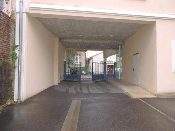 DEUIL LA BARRE

Parking extérieur dans résidence ...