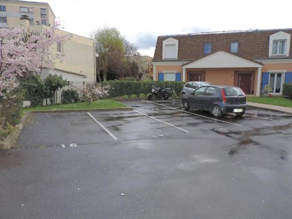 DEUIL LA BARRE

Parking extérieur dans résidence ...