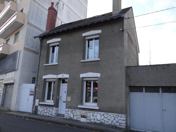 MAISON DE VILLE AVEC JARDIN CLOS ET DEPENDANCES
