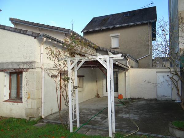MAISON DE VILLE AVEC JARDIN CLOS ET DEPENDANCES