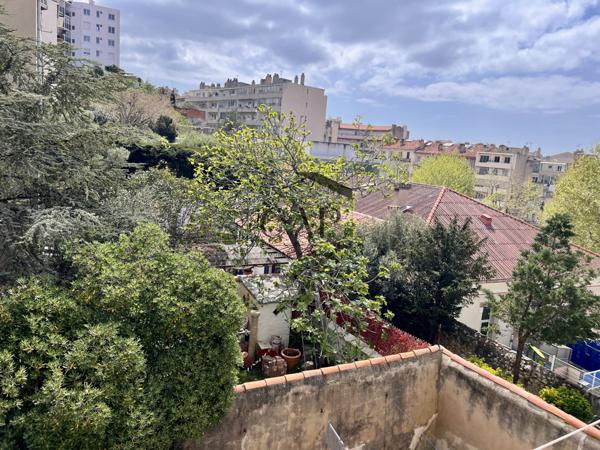 Marseille (13007) VIAGER OCCUPE TYPE 4 SAINT VICTOR AVEC JARDIN