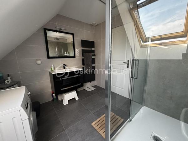 Venez découvrir cette belle maison individuelle construite en 2002, offrant de beaux volumes et un cadre de vie agréable.

 Au rez-de-chaussée :
• Une entrée avec rangement
• Une grande pièce de vie lumineuse de 45.83m²
• Une cuisine indépendante, meublée et équipée avec buanderie attenante
• Une agréable véranda chauffée et climatisée, idéale en toute saison de 27m²
• Un WC indépendant
• Un double garage avec portes motorisées

À l’étage :
• 4 chambres sur le même niveau, dont une suite avec sa salle de douche privative
• Une seconde salle de douche
• Un WC indépendant

Côté extérieur :
Profitez d’un vaste jardin offrant un bel espace de détente ainsi que de plusieurs place de parking devant la maison.

Côté technique :
✅ Huisseries double vitrage avec volet roulant électrique
✅ Insert à pellets
✅ Chauffage électrique
✅ Véranda avec climatisation réversible
✅ Ballon thermodynamique
✅Borne de recharge pour voiture électrique 

Une maison fonctionnelle, confortable située dans un secteur recherché.

Contactez moi dès maintenant pour organiser votre visite !