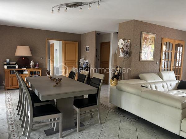 Venez découvrir cette belle maison individuelle construite en 2002, offrant de beaux volumes et un cadre de vie agréable.

 Au rez-de-chaussée :
• Une entrée avec rangement
• Une grande pièce de vie lumineuse de 45.83m²
• Une cuisine indépendante, meublée et équipée avec buanderie attenante
• Une agréable véranda chauffée et climatisée, idéale en toute saison de 27m²
• Un WC indépendant
• Un double garage avec portes motorisées

À l’étage :
• 4 chambres sur le même niveau, dont une suite avec sa salle de douche privative
• Une seconde salle de douche
• Un WC indépendant

Côté extérieur :
Profitez d’un vaste jardin offrant un bel espace de détente ainsi que de plusieurs place de parking devant la maison.

Côté technique :
✅ Huisseries double vitrage avec volet roulant électrique
✅ Insert à pellets
✅ Chauffage électrique
✅ Véranda avec climatisation réversible
✅ Ballon thermodynamique
✅Borne de recharge pour voiture électrique 

Une maison fonctionnelle, confortable située dans un secteur recherché.

Contactez moi dès maintenant pour organiser votre visite !
