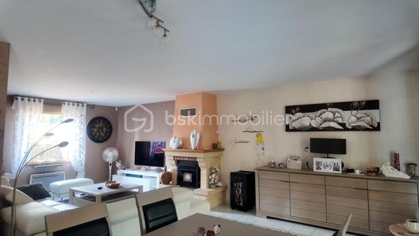 Venez découvrir cette belle maison individuelle construite en 2002, offrant de beaux volumes et un cadre de vie agréable.

 Au rez-de-chaussée :
• Une entrée avec rangement
• Une grande pièce de vie lumineuse de 45.83m²
• Une cuisine indépendante, meublée et équipée avec buanderie attenante
• Une agréable véranda chauffée et climatisée, idéale en toute saison de 27m²
• Un WC indépendant
• Un double garage avec portes motorisées

À l’étage :
• 4 chambres sur le même niveau, dont une suite avec sa salle de douche privative
• Une seconde salle de douche
• Un WC indépendant

Côté extérieur :
Profitez d’un vaste jardin offrant un bel espace de détente ainsi que de plusieurs place de parking devant la maison.

Côté technique :
✅ Huisseries double vitrage avec volet roulant électrique
✅ Insert à pellets
✅ Chauffage électrique
✅ Véranda avec climatisation réversible
✅ Ballon thermodynamique
✅Borne de recharge pour voiture électrique 

Une maison fonctionnelle, confortable située dans un secteur recherché.

Contactez moi dès maintenant pour organiser votre visite !