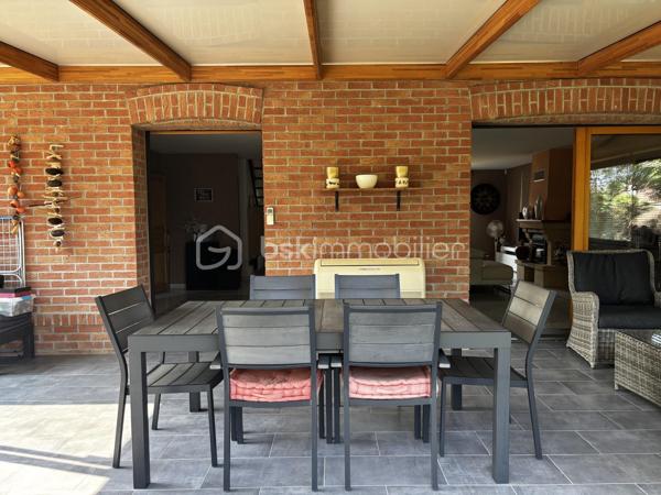 Venez découvrir cette belle maison individuelle construite en 2002, offrant de beaux volumes et un cadre de vie agréable.

 Au rez-de-chaussée :
• Une entrée avec rangement
• Une grande pièce de vie lumineuse de 45.83m²
• Une cuisine indépendante, meublée et équipée avec buanderie attenante
• Une agréable véranda chauffée et climatisée, idéale en toute saison de 27m²
• Un WC indépendant
• Un double garage avec portes motorisées

À l’étage :
• 4 chambres sur le même niveau, dont une suite avec sa salle de douche privative
• Une seconde salle de douche
• Un WC indépendant

Côté extérieur :
Profitez d’un vaste jardin offrant un bel espace de détente ainsi que de plusieurs place de parking devant la maison.

Côté technique :
✅ Huisseries double vitrage avec volet roulant électrique
✅ Insert à pellets
✅ Chauffage électrique
✅ Véranda avec climatisation réversible
✅ Ballon thermodynamique
✅Borne de recharge pour voiture électrique 

Une maison fonctionnelle, confortable située dans un secteur recherché.

Contactez moi dès maintenant pour organiser votre visite !