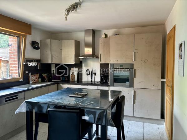 Venez découvrir cette belle maison individuelle construite en 2002, offrant de beaux volumes et un cadre de vie agréable.

 Au rez-de-chaussée :
• Une entrée avec rangement
• Une grande pièce de vie lumineuse de 45.83m²
• Une cuisine indépendante, meublée et équipée avec buanderie attenante
• Une agréable véranda chauffée et climatisée, idéale en toute saison de 27m²
• Un WC indépendant
• Un double garage avec portes motorisées

À l’étage :
• 4 chambres sur le même niveau, dont une suite avec sa salle de douche privative
• Une seconde salle de douche
• Un WC indépendant

Côté extérieur :
Profitez d’un vaste jardin offrant un bel espace de détente ainsi que de plusieurs place de parking devant la maison.

Côté technique :
✅ Huisseries double vitrage avec volet roulant électrique
✅ Insert à pellets
✅ Chauffage électrique
✅ Véranda avec climatisation réversible
✅ Ballon thermodynamique
✅Borne de recharge pour voiture électrique 

Une maison fonctionnelle, confortable située dans un secteur recherché.

Contactez moi dès maintenant pour organiser votre visite !