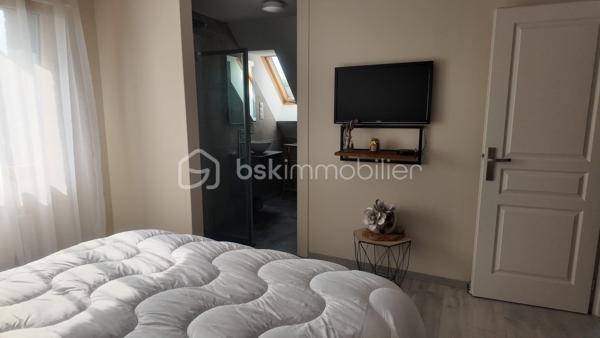 Venez découvrir cette belle maison individuelle construite en 2002, offrant de beaux volumes et un cadre de vie agréable.

 Au rez-de-chaussée :
• Une entrée avec rangement
• Une grande pièce de vie lumineuse de 45.83m²
• Une cuisine indépendante, meublée et équipée avec buanderie attenante
• Une agréable véranda chauffée et climatisée, idéale en toute saison de 27m²
• Un WC indépendant
• Un double garage avec portes motorisées

À l’étage :
• 4 chambres sur le même niveau, dont une suite avec sa salle de douche privative
• Une seconde salle de douche
• Un WC indépendant

Côté extérieur :
Profitez d’un vaste jardin offrant un bel espace de détente ainsi que de plusieurs place de parking devant la maison.

Côté technique :
✅ Huisseries double vitrage avec volet roulant électrique
✅ Insert à pellets
✅ Chauffage électrique
✅ Véranda avec climatisation réversible
✅ Ballon thermodynamique
✅Borne de recharge pour voiture électrique 

Une maison fonctionnelle, confortable située dans un secteur recherché.

Contactez moi dès maintenant pour organiser votre visite !