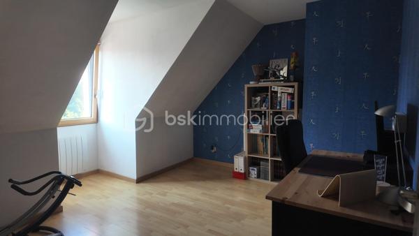 Venez découvrir cette belle maison individuelle construite en 2002, offrant de beaux volumes et un cadre de vie agréable.

 Au rez-de-chaussée :
• Une entrée avec rangement
• Une grande pièce de vie lumineuse de 45.83m²
• Une cuisine indépendante, meublée et équipée avec buanderie attenante
• Une agréable véranda chauffée et climatisée, idéale en toute saison de 27m²
• Un WC indépendant
• Un double garage avec portes motorisées

À l’étage :
• 4 chambres sur le même niveau, dont une suite avec sa salle de douche privative
• Une seconde salle de douche
• Un WC indépendant

Côté extérieur :
Profitez d’un vaste jardin offrant un bel espace de détente ainsi que de plusieurs place de parking devant la maison.

Côté technique :
✅ Huisseries double vitrage avec volet roulant électrique
✅ Insert à pellets
✅ Chauffage électrique
✅ Véranda avec climatisation réversible
✅ Ballon thermodynamique
✅Borne de recharge pour voiture électrique 

Une maison fonctionnelle, confortable située dans un secteur recherché.

Contactez moi dès maintenant pour organiser votre visite !