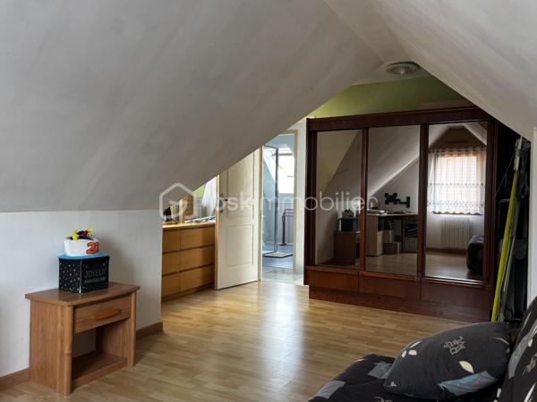 Venez découvrir cette belle maison individuelle construite en 2002, offrant de beaux volumes et un cadre de vie agréable.

 Au rez-de-chaussée :
• Une entrée avec rangement
• Une grande pièce de vie lumineuse de 45.83m²
• Une cuisine indépendante, meublée et équipée avec buanderie attenante
• Une agréable véranda chauffée et climatisée, idéale en toute saison de 27m²
• Un WC indépendant
• Un double garage avec portes motorisées

À l’étage :
• 4 chambres sur le même niveau, dont une suite avec sa salle de douche privative
• Une seconde salle de douche
• Un WC indépendant

Côté extérieur :
Profitez d’un vaste jardin offrant un bel espace de détente ainsi que de plusieurs place de parking devant la maison.

Côté technique :
✅ Huisseries double vitrage avec volet roulant électrique
✅ Insert à pellets
✅ Chauffage électrique
✅ Véranda avec climatisation réversible
✅ Ballon thermodynamique
✅Borne de recharge pour voiture électrique 

Une maison fonctionnelle, confortable située dans un secteur recherché.

Contactez moi dès maintenant pour organiser votre visite !