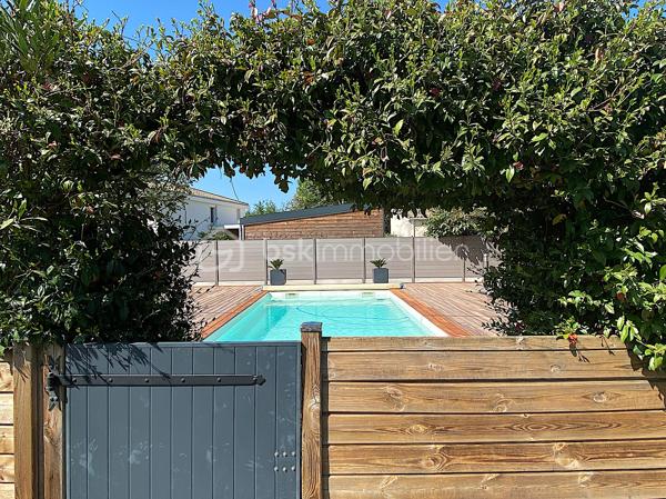 Dans une copropriété de 6 lots, venez découvrir ce superbe loft au style industriel.
Il est situé dans un quartier pavillonnaire à quelques minutes à pied du tram A (direction Bordeaux/Aéroport de Mérignac).

Intimité assuré et originalité garantie !

Le rez-de-chaussée est composé de la pièce de vie avec plusieurs espaces : salon, séjour et cuisine ouverte/équipée.
La partie nuit se présente de la façon suivante : deux chambres avec accès direct à une terrasse exposée Sud-Ouest (avec de grands rangements), une salle de bain (avec baignoire et douche), un espace bureau/atelier et un WC séparé.

À l'étage, vous serez charmés par la belle et grande suite parentale composée d'une chambre avec placards, une salle d'eau, un dressing puis un WC séparé.

Les plus : le jardin, le calme, l'emplacement, la climatisation, le poêle à bois ainsi que la piscine et la salle de sport.
 
Petite copropriété sécurisée et entretenue qui offre un cadre de vie idéal (un espace piscine pour les moments de détente et une salle de sport équipée d'un Sauna et d'appareils de musculation pour les plus sportifs).

RARE !!! N'attendez plus pour venir le visiter !

Nadège PETIOT : votre conseillère à votre disposition 7jours/7.
Contactez-moi pour l'estimation de votre bien : l'avis de valeur est offert !