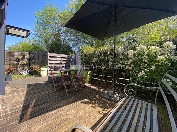 Dans une copropriété de 6 lots, venez découvrir ce superbe loft au style industriel.
Il est situé dans un quartier pavillonnaire à quelques minutes à pied du tram A (direction Bordeaux/Aéroport de Mérignac).

Intimité assuré et originalité garantie !

Le rez-de-chaussée est composé de la pièce de vie avec plusieurs espaces : salon, séjour et cuisine ouverte/équipée.
La partie nuit se présente de la façon suivante : deux chambres avec accès direct à une terrasse exposée Sud-Ouest (avec de grands rangements), une salle de bain (avec baignoire et douche), un espace bureau/atelier et un WC séparé.

À l'étage, vous serez charmés par la belle et grande suite parentale composée d'une chambre avec placards, une salle d'eau, un dressing puis un WC séparé.

Les plus : le jardin, le calme, l'emplacement, la climatisation, le poêle à bois ainsi que la piscine et la salle de sport.
 
Petite copropriété sécurisée et entretenue qui offre un cadre de vie idéal (un espace piscine pour les moments de détente et une salle de sport équipée d'un Sauna et d'appareils de musculation pour les plus sportifs).

RARE !!! N'attendez plus pour venir le visiter !

Nadège PETIOT : votre conseillère à votre disposition 7jours/7.
Contactez-moi pour l'estimation de votre bien : l'avis de valeur est offert !
