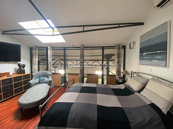 Dans une copropriété de 6 lots, venez découvrir ce superbe loft au style industriel.
Il est situé dans un quartier pavillonnaire à quelques minutes à pied du tram A (direction Bordeaux/Aéroport de Mérignac).

Intimité assuré et originalité garantie !

Le rez-de-chaussée est composé de la pièce de vie avec plusieurs espaces : salon, séjour et cuisine ouverte/équipée.
La partie nuit se présente de la façon suivante : deux chambres avec accès direct à une terrasse exposée Sud-Ouest (avec de grands rangements), une salle de bain (avec baignoire et douche), un espace bureau/atelier et un WC séparé.

À l'étage, vous serez charmés par la belle et grande suite parentale composée d'une chambre avec placards, une salle d'eau, un dressing puis un WC séparé.

Les plus : le jardin, le calme, l'emplacement, la climatisation, le poêle à bois ainsi que la piscine et la salle de sport.
 
Petite copropriété sécurisée et entretenue qui offre un cadre de vie idéal (un espace piscine pour les moments de détente et une salle de sport équipée d'un Sauna et d'appareils de musculation pour les plus sportifs).

RARE !!! N'attendez plus pour venir le visiter !

Nadège PETIOT : votre conseillère à votre disposition 7jours/7.
Contactez-moi pour l'estimation de votre bien : l'avis de valeur est offert !