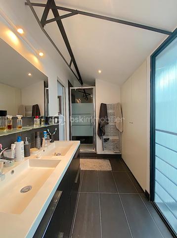 Dans une copropriété de 6 lots, venez découvrir ce superbe loft au style industriel.
Il est situé dans un quartier pavillonnaire à quelques minutes à pied du tram A (direction Bordeaux/Aéroport de Mérignac).

Intimité assuré et originalité garantie !

Le rez-de-chaussée est composé de la pièce de vie avec plusieurs espaces : salon, séjour et cuisine ouverte/équipée.
La partie nuit se présente de la façon suivante : deux chambres avec accès direct à une terrasse exposée Sud-Ouest (avec de grands rangements), une salle de bain (avec baignoire et douche), un espace bureau/atelier et un WC séparé.

À l'étage, vous serez charmés par la belle et grande suite parentale composée d'une chambre avec placards, une salle d'eau, un dressing puis un WC séparé.

Les plus : le jardin, le calme, l'emplacement, la climatisation, le poêle à bois ainsi que la piscine et la salle de sport.
 
Petite copropriété sécurisée et entretenue qui offre un cadre de vie idéal (un espace piscine pour les moments de détente et une salle de sport équipée d'un Sauna et d'appareils de musculation pour les plus sportifs).

RARE !!! N'attendez plus pour venir le visiter !

Nadège PETIOT : votre conseillère à votre disposition 7jours/7.
Contactez-moi pour l'estimation de votre bien : l'avis de valeur est offert !