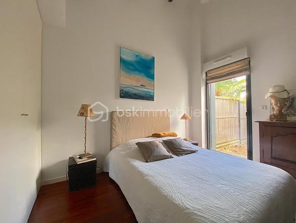 Dans une copropriété de 6 lots, venez découvrir ce superbe loft au style industriel.
Il est situé dans un quartier pavillonnaire à quelques minutes à pied du tram A (direction Bordeaux/Aéroport de Mérignac).

Intimité assuré et originalité garantie !

Le rez-de-chaussée est composé de la pièce de vie avec plusieurs espaces : salon, séjour et cuisine ouverte/équipée.
La partie nuit se présente de la façon suivante : deux chambres avec accès direct à une terrasse exposée Sud-Ouest (avec de grands rangements), une salle de bain (avec baignoire et douche), un espace bureau/atelier et un WC séparé.

À l'étage, vous serez charmés par la belle et grande suite parentale composée d'une chambre avec placards, une salle d'eau, un dressing puis un WC séparé.

Les plus : le jardin, le calme, l'emplacement, la climatisation, le poêle à bois ainsi que la piscine et la salle de sport.
 
Petite copropriété sécurisée et entretenue qui offre un cadre de vie idéal (un espace piscine pour les moments de détente et une salle de sport équipée d'un Sauna et d'appareils de musculation pour les plus sportifs).

RARE !!! N'attendez plus pour venir le visiter !

Nadège PETIOT : votre conseillère à votre disposition 7jours/7.
Contactez-moi pour l'estimation de votre bien : l'avis de valeur est offert !