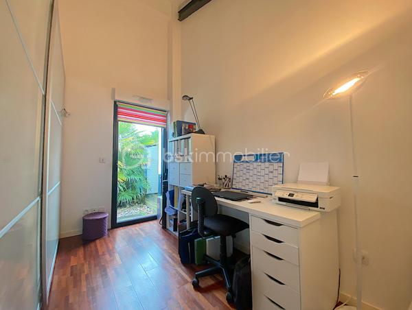 Dans une copropriété de 6 lots, venez découvrir ce superbe loft au style industriel.
Il est situé dans un quartier pavillonnaire à quelques minutes à pied du tram A (direction Bordeaux/Aéroport de Mérignac).

Intimité assuré et originalité garantie !

Le rez-de-chaussée est composé de la pièce de vie avec plusieurs espaces : salon, séjour et cuisine ouverte/équipée.
La partie nuit se présente de la façon suivante : deux chambres avec accès direct à une terrasse exposée Sud-Ouest (avec de grands rangements), une salle de bain (avec baignoire et douche), un espace bureau/atelier et un WC séparé.

À l'étage, vous serez charmés par la belle et grande suite parentale composée d'une chambre avec placards, une salle d'eau, un dressing puis un WC séparé.

Les plus : le jardin, le calme, l'emplacement, la climatisation, le poêle à bois ainsi que la piscine et la salle de sport.
 
Petite copropriété sécurisée et entretenue qui offre un cadre de vie idéal (un espace piscine pour les moments de détente et une salle de sport équipée d'un Sauna et d'appareils de musculation pour les plus sportifs).

RARE !!! N'attendez plus pour venir le visiter !

Nadège PETIOT : votre conseillère à votre disposition 7jours/7.
Contactez-moi pour l'estimation de votre bien : l'avis de valeur est offert !