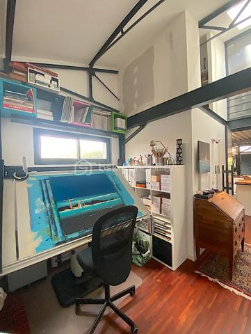 Dans une copropriété de 6 lots, venez découvrir ce superbe loft au style industriel.
Il est situé dans un quartier pavillonnaire à quelques minutes à pied du tram A (direction Bordeaux/Aéroport de Mérignac).

Intimité assuré et originalité garantie !

Le rez-de-chaussée est composé de la pièce de vie avec plusieurs espaces : salon, séjour et cuisine ouverte/équipée.
La partie nuit se présente de la façon suivante : deux chambres avec accès direct à une terrasse exposée Sud-Ouest (avec de grands rangements), une salle de bain (avec baignoire et douche), un espace bureau/atelier et un WC séparé.

À l'étage, vous serez charmés par la belle et grande suite parentale composée d'une chambre avec placards, une salle d'eau, un dressing puis un WC séparé.

Les plus : le jardin, le calme, l'emplacement, la climatisation, le poêle à bois ainsi que la piscine et la salle de sport.
 
Petite copropriété sécurisée et entretenue qui offre un cadre de vie idéal (un espace piscine pour les moments de détente et une salle de sport équipée d'un Sauna et d'appareils de musculation pour les plus sportifs).

RARE !!! N'attendez plus pour venir le visiter !

Nadège PETIOT : votre conseillère à votre disposition 7jours/7.
Contactez-moi pour l'estimation de votre bien : l'avis de valeur est offert !