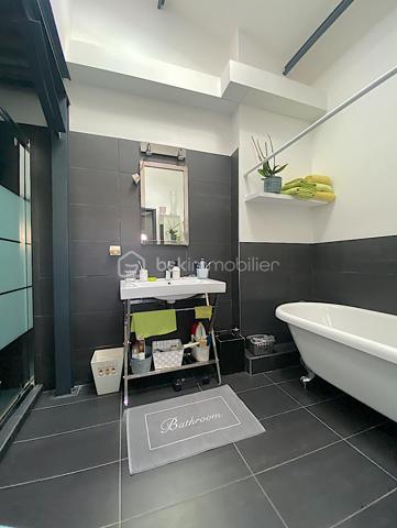 Dans une copropriété de 6 lots, venez découvrir ce superbe loft au style industriel.
Il est situé dans un quartier pavillonnaire à quelques minutes à pied du tram A (direction Bordeaux/Aéroport de Mérignac).

Intimité assuré et originalité garantie !

Le rez-de-chaussée est composé de la pièce de vie avec plusieurs espaces : salon, séjour et cuisine ouverte/équipée.
La partie nuit se présente de la façon suivante : deux chambres avec accès direct à une terrasse exposée Sud-Ouest (avec de grands rangements), une salle de bain (avec baignoire et douche), un espace bureau/atelier et un WC séparé.

À l'étage, vous serez charmés par la belle et grande suite parentale composée d'une chambre avec placards, une salle d'eau, un dressing puis un WC séparé.

Les plus : le jardin, le calme, l'emplacement, la climatisation, le poêle à bois ainsi que la piscine et la salle de sport.
 
Petite copropriété sécurisée et entretenue qui offre un cadre de vie idéal (un espace piscine pour les moments de détente et une salle de sport équipée d'un Sauna et d'appareils de musculation pour les plus sportifs).

RARE !!! N'attendez plus pour venir le visiter !

Nadège PETIOT : votre conseillère à votre disposition 7jours/7.
Contactez-moi pour l'estimation de votre bien : l'avis de valeur est offert !