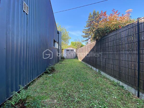 Dans une copropriété de 6 lots, venez découvrir ce superbe loft au style industriel.
Il est situé dans un quartier pavillonnaire à quelques minutes à pied du tram A (direction Bordeaux/Aéroport de Mérignac).

Intimité assuré et originalité garantie !

Le rez-de-chaussée est composé de la pièce de vie avec plusieurs espaces : salon, séjour et cuisine ouverte/équipée.
La partie nuit se présente de la façon suivante : deux chambres avec accès direct à une terrasse exposée Sud-Ouest (avec de grands rangements), une salle de bain (avec baignoire et douche), un espace bureau/atelier et un WC séparé.

À l'étage, vous serez charmés par la belle et grande suite parentale composée d'une chambre avec placards, une salle d'eau, un dressing puis un WC séparé.

Les plus : le jardin, le calme, l'emplacement, la climatisation, le poêle à bois ainsi que la piscine et la salle de sport.
 
Petite copropriété sécurisée et entretenue qui offre un cadre de vie idéal (un espace piscine pour les moments de détente et une salle de sport équipée d'un Sauna et d'appareils de musculation pour les plus sportifs).

RARE !!! N'attendez plus pour venir le visiter !

Nadège PETIOT : votre conseillère à votre disposition 7jours/7.
Contactez-moi pour l'estimation de votre bien : l'avis de valeur est offert !