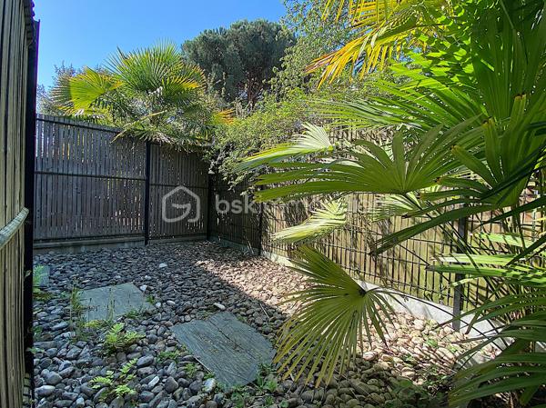 Dans une copropriété de 6 lots, venez découvrir ce superbe loft au style industriel.
Il est situé dans un quartier pavillonnaire à quelques minutes à pied du tram A (direction Bordeaux/Aéroport de Mérignac).

Intimité assuré et originalité garantie !

Le rez-de-chaussée est composé de la pièce de vie avec plusieurs espaces : salon, séjour et cuisine ouverte/équipée.
La partie nuit se présente de la façon suivante : deux chambres avec accès direct à une terrasse exposée Sud-Ouest (avec de grands rangements), une salle de bain (avec baignoire et douche), un espace bureau/atelier et un WC séparé.

À l'étage, vous serez charmés par la belle et grande suite parentale composée d'une chambre avec placards, une salle d'eau, un dressing puis un WC séparé.

Les plus : le jardin, le calme, l'emplacement, la climatisation, le poêle à bois ainsi que la piscine et la salle de sport.
 
Petite copropriété sécurisée et entretenue qui offre un cadre de vie idéal (un espace piscine pour les moments de détente et une salle de sport équipée d'un Sauna et d'appareils de musculation pour les plus sportifs).

RARE !!! N'attendez plus pour venir le visiter !

Nadège PETIOT : votre conseillère à votre disposition 7jours/7.
Contactez-moi pour l'estimation de votre bien : l'avis de valeur est offert !