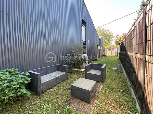 Dans une copropriété de 6 lots, venez découvrir ce superbe loft au style industriel.
Il est situé dans un quartier pavillonnaire à quelques minutes à pied du tram A (direction Bordeaux/Aéroport de Mérignac).

Intimité assuré et originalité garantie !

Le rez-de-chaussée est composé de la pièce de vie avec plusieurs espaces : salon, séjour et cuisine ouverte/équipée.
La partie nuit se présente de la façon suivante : deux chambres avec accès direct à une terrasse exposée Sud-Ouest (avec de grands rangements), une salle de bain (avec baignoire et douche), un espace bureau/atelier et un WC séparé.

À l'étage, vous serez charmés par la belle et grande suite parentale composée d'une chambre avec placards, une salle d'eau, un dressing puis un WC séparé.

Les plus : le jardin, le calme, l'emplacement, la climatisation, le poêle à bois ainsi que la piscine et la salle de sport.
 
Petite copropriété sécurisée et entretenue qui offre un cadre de vie idéal (un espace piscine pour les moments de détente et une salle de sport équipée d'un Sauna et d'appareils de musculation pour les plus sportifs).

RARE !!! N'attendez plus pour venir le visiter !

Nadège PETIOT : votre conseillère à votre disposition 7jours/7.
Contactez-moi pour l'estimation de votre bien : l'avis de valeur est offert !