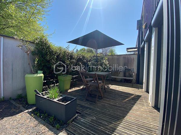 Dans une copropriété de 6 lots, venez découvrir ce superbe loft au style industriel.
Il est situé dans un quartier pavillonnaire à quelques minutes à pied du tram A (direction Bordeaux/Aéroport de Mérignac).

Intimité assuré et originalité garantie !

Le rez-de-chaussée est composé de la pièce de vie avec plusieurs espaces : salon, séjour et cuisine ouverte/équipée.
La partie nuit se présente de la façon suivante : deux chambres avec accès direct à une terrasse exposée Sud-Ouest (avec de grands rangements), une salle de bain (avec baignoire et douche), un espace bureau/atelier et un WC séparé.

À l'étage, vous serez charmés par la belle et grande suite parentale composée d'une chambre avec placards, une salle d'eau, un dressing puis un WC séparé.

Les plus : le jardin, le calme, l'emplacement, la climatisation, le poêle à bois ainsi que la piscine et la salle de sport.
 
Petite copropriété sécurisée et entretenue qui offre un cadre de vie idéal (un espace piscine pour les moments de détente et une salle de sport équipée d'un Sauna et d'appareils de musculation pour les plus sportifs).

RARE !!! N'attendez plus pour venir le visiter !

Nadège PETIOT : votre conseillère à votre disposition 7jours/7.
Contactez-moi pour l'estimation de votre bien : l'avis de valeur est offert !