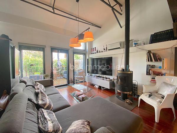 Dans une copropriété de 6 lots, venez découvrir ce superbe loft au style industriel.
Il est situé dans un quartier pavillonnaire à quelques minutes à pied du tram A (direction Bordeaux/Aéroport de Mérignac).

Intimité assuré et originalité garantie !

Le rez-de-chaussée est composé de la pièce de vie avec plusieurs espaces : salon, séjour et cuisine ouverte/équipée.
La partie nuit se présente de la façon suivante : deux chambres avec accès direct à une terrasse exposée Sud-Ouest (avec de grands rangements), une salle de bain (avec baignoire et douche), un espace bureau/atelier et un WC séparé.

À l'étage, vous serez charmés par la belle et grande suite parentale composée d'une chambre avec placards, une salle d'eau, un dressing puis un WC séparé.

Les plus : le jardin, le calme, l'emplacement, la climatisation, le poêle à bois ainsi que la piscine et la salle de sport.
 
Petite copropriété sécurisée et entretenue qui offre un cadre de vie idéal (un espace piscine pour les moments de détente et une salle de sport équipée d'un Sauna et d'appareils de musculation pour les plus sportifs).

RARE !!! N'attendez plus pour venir le visiter !

Nadège PETIOT : votre conseillère à votre disposition 7jours/7.
Contactez-moi pour l'estimation de votre bien : l'avis de valeur est offert !