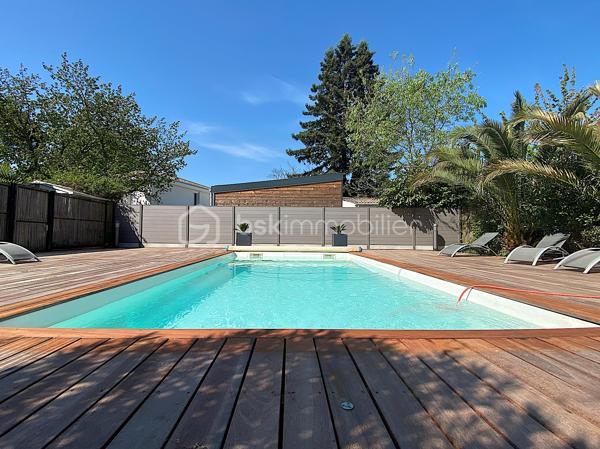 Dans une copropriété de 6 lots, venez découvrir ce superbe loft au style industriel.
Il est situé dans un quartier pavillonnaire à quelques minutes à pied du tram A (direction Bordeaux/Aéroport de Mérignac).

Intimité assuré et originalité garantie !

Le rez-de-chaussée est composé de la pièce de vie avec plusieurs espaces : salon, séjour et cuisine ouverte/équipée.
La partie nuit se présente de la façon suivante : deux chambres avec accès direct à une terrasse exposée Sud-Ouest (avec de grands rangements), une salle de bain (avec baignoire et douche), un espace bureau/atelier et un WC séparé.

À l'étage, vous serez charmés par la belle et grande suite parentale composée d'une chambre avec placards, une salle d'eau, un dressing puis un WC séparé.

Les plus : le jardin, le calme, l'emplacement, la climatisation, le poêle à bois ainsi que la piscine et la salle de sport.
 
Petite copropriété sécurisée et entretenue qui offre un cadre de vie idéal (un espace piscine pour les moments de détente et une salle de sport équipée d'un Sauna et d'appareils de musculation pour les plus sportifs).

RARE !!! N'attendez plus pour venir le visiter !

Nadège PETIOT : votre conseillère à votre disposition 7jours/7.
Contactez-moi pour l'estimation de votre bien : l'avis de valeur est offert !