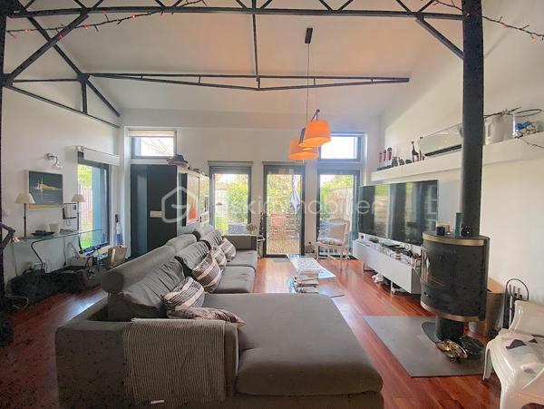 Dans une copropriété de 6 lots, venez découvrir ce superbe loft au style industriel.
Il est situé dans un quartier pavillonnaire à quelques minutes à pied du tram A (direction Bordeaux/Aéroport de Mérignac).

Intimité assuré et originalité garantie !

Le rez-de-chaussée est composé de la pièce de vie avec plusieurs espaces : salon, séjour et cuisine ouverte/équipée.
La partie nuit se présente de la façon suivante : deux chambres avec accès direct à une terrasse exposée Sud-Ouest (avec de grands rangements), une salle de bain (avec baignoire et douche), un espace bureau/atelier et un WC séparé.

À l'étage, vous serez charmés par la belle et grande suite parentale composée d'une chambre avec placards, une salle d'eau, un dressing puis un WC séparé.

Les plus : le jardin, le calme, l'emplacement, la climatisation, le poêle à bois ainsi que la piscine et la salle de sport.
 
Petite copropriété sécurisée et entretenue qui offre un cadre de vie idéal (un espace piscine pour les moments de détente et une salle de sport équipée d'un Sauna et d'appareils de musculation pour les plus sportifs).

RARE !!! N'attendez plus pour venir le visiter !

Nadège PETIOT : votre conseillère à votre disposition 7jours/7.
Contactez-moi pour l'estimation de votre bien : l'avis de valeur est offert !