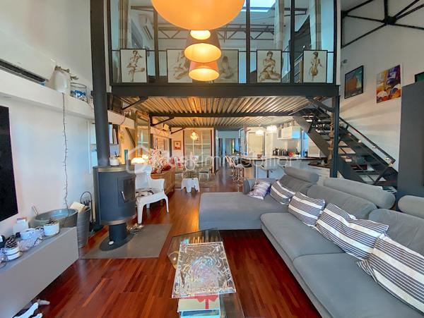 Dans une copropriété de 6 lots, venez découvrir ce superbe loft au style industriel.
Il est situé dans un quartier pavillonnaire à quelques minutes à pied du tram A (direction Bordeaux/Aéroport de Mérignac).

Intimité assuré et originalité garantie !

Le rez-de-chaussée est composé de la pièce de vie avec plusieurs espaces : salon, séjour et cuisine ouverte/équipée.
La partie nuit se présente de la façon suivante : deux chambres avec accès direct à une terrasse exposée Sud-Ouest (avec de grands rangements), une salle de bain (avec baignoire et douche), un espace bureau/atelier et un WC séparé.

À l'étage, vous serez charmés par la belle et grande suite parentale composée d'une chambre avec placards, une salle d'eau, un dressing puis un WC séparé.

Les plus : le jardin, le calme, l'emplacement, la climatisation, le poêle à bois ainsi que la piscine et la salle de sport.
 
Petite copropriété sécurisée et entretenue qui offre un cadre de vie idéal (un espace piscine pour les moments de détente et une salle de sport équipée d'un Sauna et d'appareils de musculation pour les plus sportifs).

RARE !!! N'attendez plus pour venir le visiter !

Nadège PETIOT : votre conseillère à votre disposition 7jours/7.
Contactez-moi pour l'estimation de votre bien : l'avis de valeur est offert !