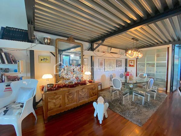 Dans une copropriété de 6 lots, venez découvrir ce superbe loft au style industriel.
Il est situé dans un quartier pavillonnaire à quelques minutes à pied du tram A (direction Bordeaux/Aéroport de Mérignac).

Intimité assuré et originalité garantie !

Le rez-de-chaussée est composé de la pièce de vie avec plusieurs espaces : salon, séjour et cuisine ouverte/équipée.
La partie nuit se présente de la façon suivante : deux chambres avec accès direct à une terrasse exposée Sud-Ouest (avec de grands rangements), une salle de bain (avec baignoire et douche), un espace bureau/atelier et un WC séparé.

À l'étage, vous serez charmés par la belle et grande suite parentale composée d'une chambre avec placards, une salle d'eau, un dressing puis un WC séparé.

Les plus : le jardin, le calme, l'emplacement, la climatisation, le poêle à bois ainsi que la piscine et la salle de sport.
 
Petite copropriété sécurisée et entretenue qui offre un cadre de vie idéal (un espace piscine pour les moments de détente et une salle de sport équipée d'un Sauna et d'appareils de musculation pour les plus sportifs).

RARE !!! N'attendez plus pour venir le visiter !

Nadège PETIOT : votre conseillère à votre disposition 7jours/7.
Contactez-moi pour l'estimation de votre bien : l'avis de valeur est offert !