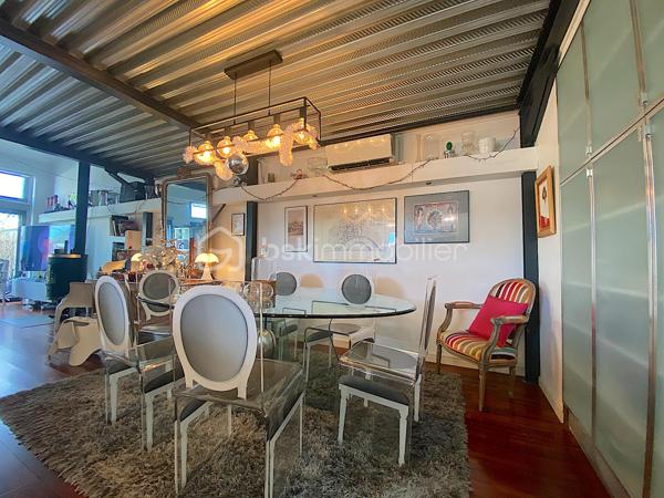 Dans une copropriété de 6 lots, venez découvrir ce superbe loft au style industriel.
Il est situé dans un quartier pavillonnaire à quelques minutes à pied du tram A (direction Bordeaux/Aéroport de Mérignac).

Intimité assuré et originalité garantie !

Le rez-de-chaussée est composé de la pièce de vie avec plusieurs espaces : salon, séjour et cuisine ouverte/équipée.
La partie nuit se présente de la façon suivante : deux chambres avec accès direct à une terrasse exposée Sud-Ouest (avec de grands rangements), une salle de bain (avec baignoire et douche), un espace bureau/atelier et un WC séparé.

À l'étage, vous serez charmés par la belle et grande suite parentale composée d'une chambre avec placards, une salle d'eau, un dressing puis un WC séparé.

Les plus : le jardin, le calme, l'emplacement, la climatisation, le poêle à bois ainsi que la piscine et la salle de sport.
 
Petite copropriété sécurisée et entretenue qui offre un cadre de vie idéal (un espace piscine pour les moments de détente et une salle de sport équipée d'un Sauna et d'appareils de musculation pour les plus sportifs).

RARE !!! N'attendez plus pour venir le visiter !

Nadège PETIOT : votre conseillère à votre disposition 7jours/7.
Contactez-moi pour l'estimation de votre bien : l'avis de valeur est offert !