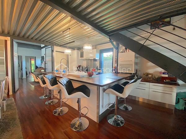 Dans une copropriété de 6 lots, venez découvrir ce superbe loft au style industriel.
Il est situé dans un quartier pavillonnaire à quelques minutes à pied du tram A (direction Bordeaux/Aéroport de Mérignac).

Intimité assuré et originalité garantie !

Le rez-de-chaussée est composé de la pièce de vie avec plusieurs espaces : salon, séjour et cuisine ouverte/équipée.
La partie nuit se présente de la façon suivante : deux chambres avec accès direct à une terrasse exposée Sud-Ouest (avec de grands rangements), une salle de bain (avec baignoire et douche), un espace bureau/atelier et un WC séparé.

À l'étage, vous serez charmés par la belle et grande suite parentale composée d'une chambre avec placards, une salle d'eau, un dressing puis un WC séparé.

Les plus : le jardin, le calme, l'emplacement, la climatisation, le poêle à bois ainsi que la piscine et la salle de sport.
 
Petite copropriété sécurisée et entretenue qui offre un cadre de vie idéal (un espace piscine pour les moments de détente et une salle de sport équipée d'un Sauna et d'appareils de musculation pour les plus sportifs).

RARE !!! N'attendez plus pour venir le visiter !

Nadège PETIOT : votre conseillère à votre disposition 7jours/7.
Contactez-moi pour l'estimation de votre bien : l'avis de valeur est offert !