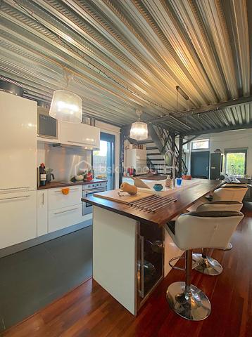 Dans une copropriété de 6 lots, venez découvrir ce superbe loft au style industriel.
Il est situé dans un quartier pavillonnaire à quelques minutes à pied du tram A (direction Bordeaux/Aéroport de Mérignac).

Intimité assuré et originalité garantie !

Le rez-de-chaussée est composé de la pièce de vie avec plusieurs espaces : salon, séjour et cuisine ouverte/équipée.
La partie nuit se présente de la façon suivante : deux chambres avec accès direct à une terrasse exposée Sud-Ouest (avec de grands rangements), une salle de bain (avec baignoire et douche), un espace bureau/atelier et un WC séparé.

À l'étage, vous serez charmés par la belle et grande suite parentale composée d'une chambre avec placards, une salle d'eau, un dressing puis un WC séparé.

Les plus : le jardin, le calme, l'emplacement, la climatisation, le poêle à bois ainsi que la piscine et la salle de sport.
 
Petite copropriété sécurisée et entretenue qui offre un cadre de vie idéal (un espace piscine pour les moments de détente et une salle de sport équipée d'un Sauna et d'appareils de musculation pour les plus sportifs).

RARE !!! N'attendez plus pour venir le visiter !

Nadège PETIOT : votre conseillère à votre disposition 7jours/7.
Contactez-moi pour l'estimation de votre bien : l'avis de valeur est offert !