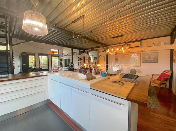 Dans une copropriété de 6 lots, venez découvrir ce superbe loft au style industriel.
Il est situé dans un quartier pavillonnaire à quelques minutes à pied du tram A (direction Bordeaux/Aéroport de Mérignac).

Intimité assuré et originalité garantie !

Le rez-de-chaussée est composé de la pièce de vie avec plusieurs espaces : salon, séjour et cuisine ouverte/équipée.
La partie nuit se présente de la façon suivante : deux chambres avec accès direct à une terrasse exposée Sud-Ouest (avec de grands rangements), une salle de bain (avec baignoire et douche), un espace bureau/atelier et un WC séparé.

À l'étage, vous serez charmés par la belle et grande suite parentale composée d'une chambre avec placards, une salle d'eau, un dressing puis un WC séparé.

Les plus : le jardin, le calme, l'emplacement, la climatisation, le poêle à bois ainsi que la piscine et la salle de sport.
 
Petite copropriété sécurisée et entretenue qui offre un cadre de vie idéal (un espace piscine pour les moments de détente et une salle de sport équipée d'un Sauna et d'appareils de musculation pour les plus sportifs).

RARE !!! N'attendez plus pour venir le visiter !

Nadège PETIOT : votre conseillère à votre disposition 7jours/7.
Contactez-moi pour l'estimation de votre bien : l'avis de valeur est offert !