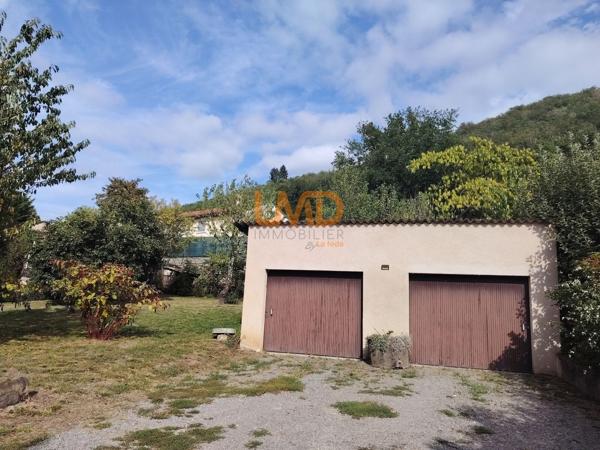 Immeuble de rapport rénové : 3 appartements + caves + garages + jardin