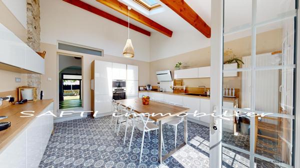 Demeure de 190 m2 habitables de 8 pièces, 5 chambres + cave sur un terrain clos de 1000 m2 sans vis-à-vis.