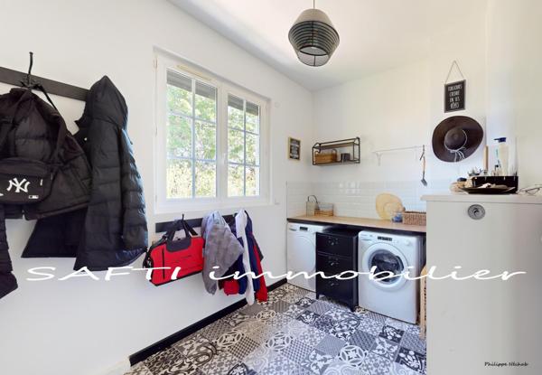 Demeure de 190 m2 habitables de 8 pièces, 5 chambres + cave sur un terrain clos de 1000 m2 sans vis-à-vis.