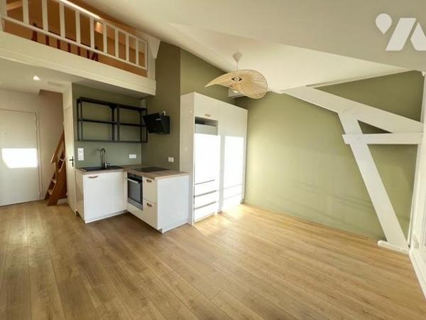 NANTES, Secteur Lauriol-Michelet. T2 Bis entièrement rénové avec balcon et parking. Libre 