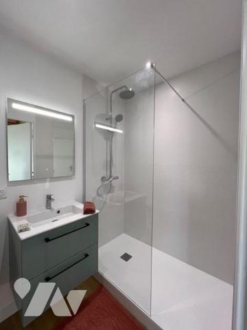 NANTES, Secteur Lauriol-Michelet. T2 Bis entièrement rénové avec balcon et parking. Libre 