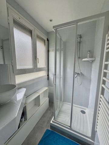 DEUX PIECES PROCHE PLAGE