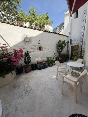 Exclusivité 
Située dans un environnement très prisé, à Angoulins sur mer, cette maison de village de 80 m² habitables proche de la mer et du port Loiron.
proche de tous commerces et zone commercial.

Au rez de chaussé, vous trouverez un espace de vie lumineux avec une cuisine ouverte aménagée et équipée, un salon ouvert sur le séjour, une chambre avec salle d eau et un poêle a granule.
A l étage :
Deux chambres , deux salles de bain dont une avec WC , une salle d eau, un toilette séparé et un bureau (utilisé en chambre)

À l'extérieur, vous profiterez d'une cour ensoleillées et fleurie.

Une maison idéale pour une résidence principale ou secondaire.