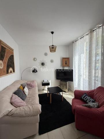 Exclusivité 
Située dans un environnement très prisé, à Angoulins sur mer, cette maison de village de 80 m² habitables proche de la mer et du port Loiron.
proche de tous commerces et zone commercial.

Au rez de chaussé, vous trouverez un espace de vie lumineux avec une cuisine ouverte aménagée et équipée, un salon ouvert sur le séjour, une chambre avec salle d eau et un poêle a granule.
A l étage :
Deux chambres , deux salles de bain dont une avec WC , une salle d eau, un toilette séparé et un bureau (utilisé en chambre)

À l'extérieur, vous profiterez d'une cour ensoleillées et fleurie.

Une maison idéale pour une résidence principale ou secondaire.