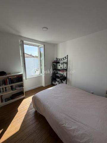 Exclusivité 
Située dans un environnement très prisé, à Angoulins sur mer, cette maison de village de 80 m² habitables proche de la mer et du port Loiron.
proche de tous commerces et zone commercial.

Au rez de chaussé, vous trouverez un espace de vie lumineux avec une cuisine ouverte aménagée et équipée, un salon ouvert sur le séjour, une chambre avec salle d eau et un poêle a granule.
A l étage :
Deux chambres , deux salles de bain dont une avec WC , une salle d eau, un toilette séparé et un bureau (utilisé en chambre)

À l'extérieur, vous profiterez d'une cour ensoleillées et fleurie.

Une maison idéale pour une résidence principale ou secondaire.