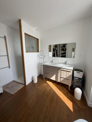 Exclusivité 
Située dans un environnement très prisé, à Angoulins sur mer, cette maison de village de 80 m² habitables proche de la mer et du port Loiron.
proche de tous commerces et zone commercial.

Au rez de chaussé, vous trouverez un espace de vie lumineux avec une cuisine ouverte aménagée et équipée, un salon ouvert sur le séjour, une chambre avec salle d eau et un poêle a granule.
A l étage :
Deux chambres , deux salles de bain dont une avec WC , une salle d eau, un toilette séparé et un bureau (utilisé en chambre)

À l'extérieur, vous profiterez d'une cour ensoleillées et fleurie.

Une maison idéale pour une résidence principale ou secondaire.
