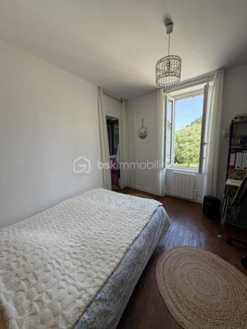 Exclusivité 
Située dans un environnement très prisé, à Angoulins sur mer, cette maison de village de 80 m² habitables proche de la mer et du port Loiron.
proche de tous commerces et zone commercial.

Au rez de chaussé, vous trouverez un espace de vie lumineux avec une cuisine ouverte aménagée et équipée, un salon ouvert sur le séjour, une chambre avec salle d eau et un poêle a granule.
A l étage :
Deux chambres , deux salles de bain dont une avec WC , une salle d eau, un toilette séparé et un bureau (utilisé en chambre)

À l'extérieur, vous profiterez d'une cour ensoleillées et fleurie.

Une maison idéale pour une résidence principale ou secondaire.