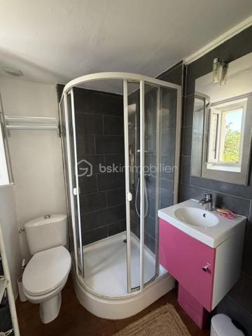 Exclusivité 
Située dans un environnement très prisé, à Angoulins sur mer, cette maison de village de 80 m² habitables proche de la mer et du port Loiron.
proche de tous commerces et zone commercial.

Au rez de chaussé, vous trouverez un espace de vie lumineux avec une cuisine ouverte aménagée et équipée, un salon ouvert sur le séjour, une chambre avec salle d eau et un poêle a granule.
A l étage :
Deux chambres , deux salles de bain dont une avec WC , une salle d eau, un toilette séparé et un bureau (utilisé en chambre)

À l'extérieur, vous profiterez d'une cour ensoleillées et fleurie.

Une maison idéale pour une résidence principale ou secondaire.